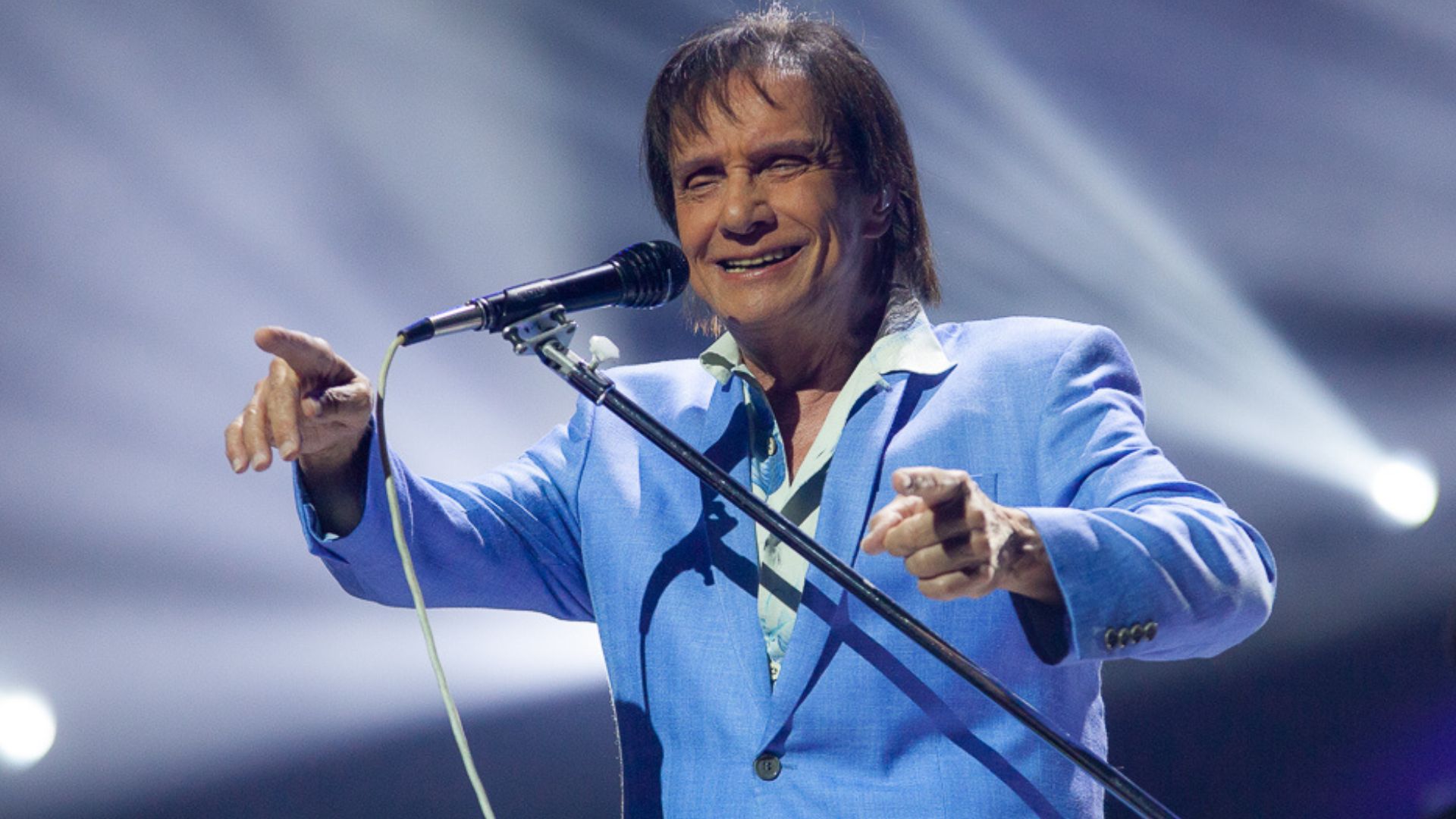 Roberto Carlos adia show em Aparecida por resfriado e anuncia nova data