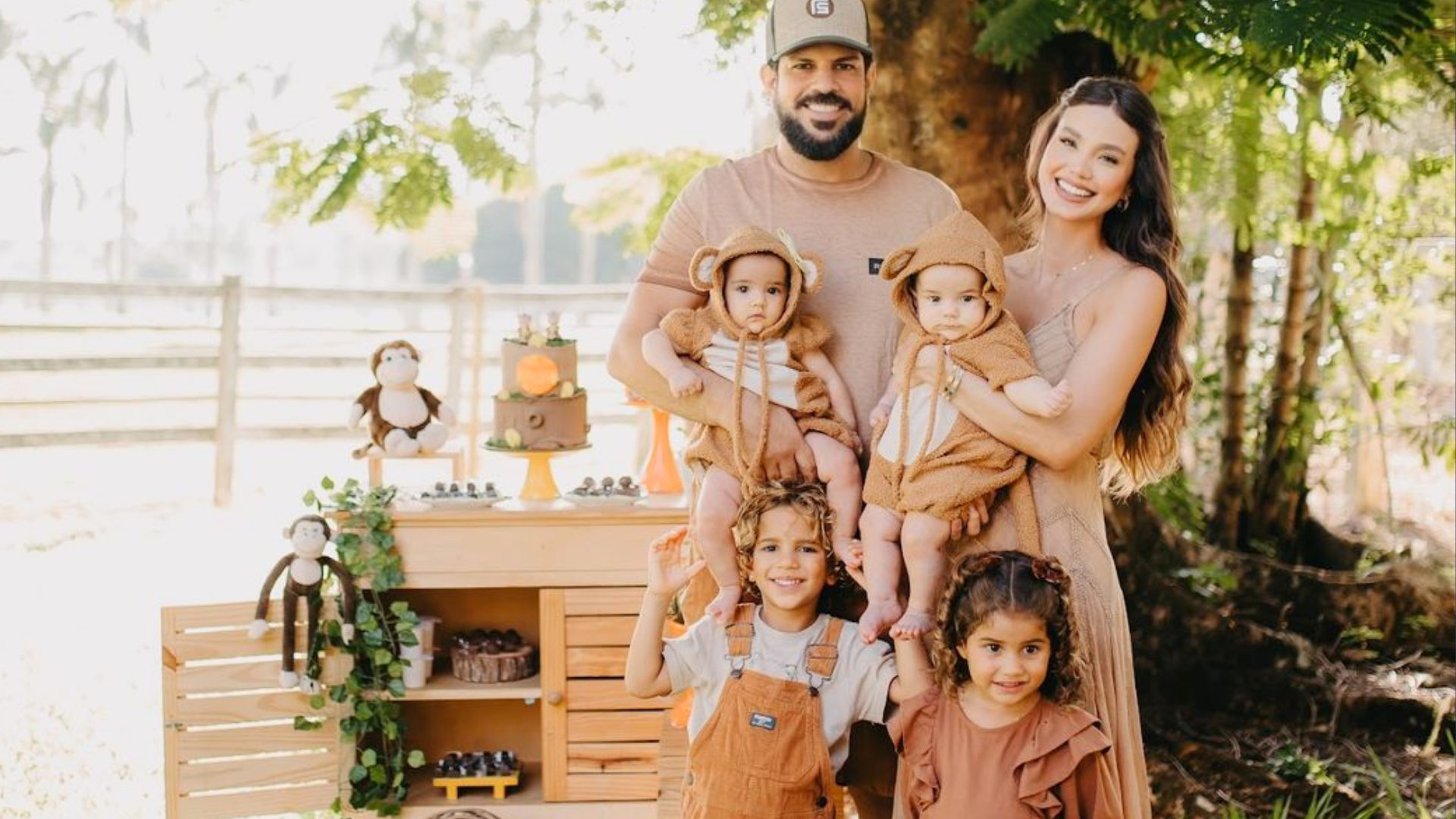 Biah Rodrigues e Sorocaba comemoram sete meses dos filhos gêmeos