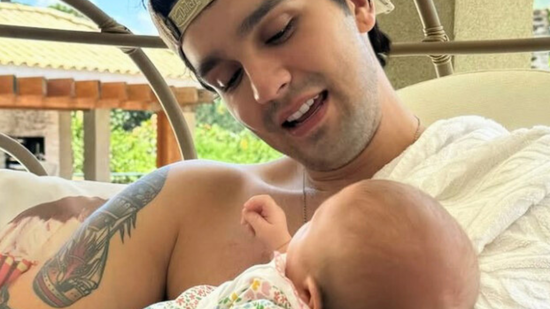 Luan Santana encanta web com foto cuidando de sua filha Serena