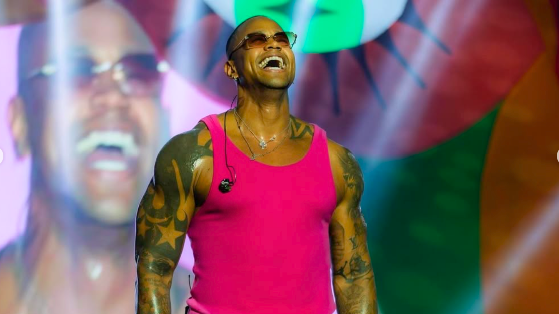 Léo Santana diverte fãs ao mostrar como ele testa os looks que usa nos shows