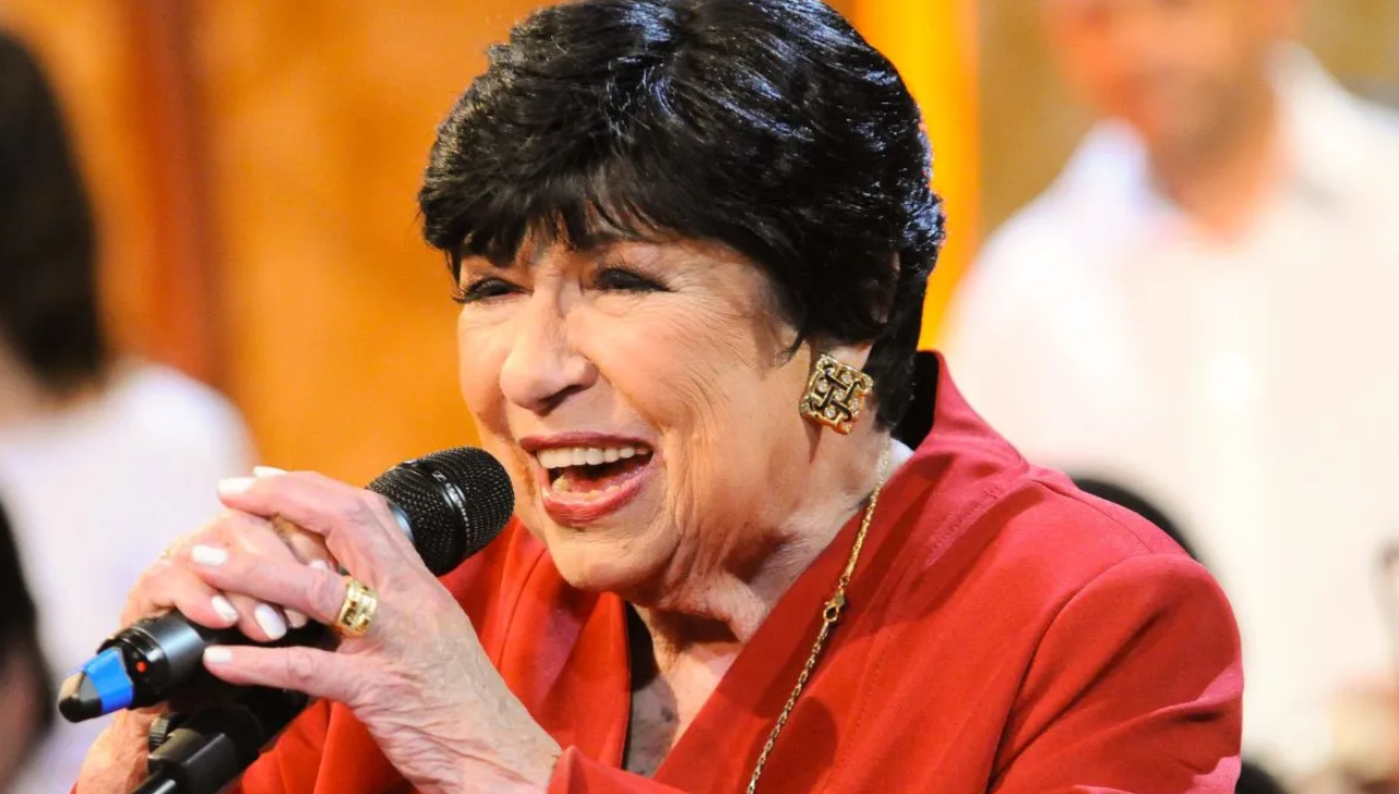 Referência na música caipira, Inezita Barroso faria 100 anos