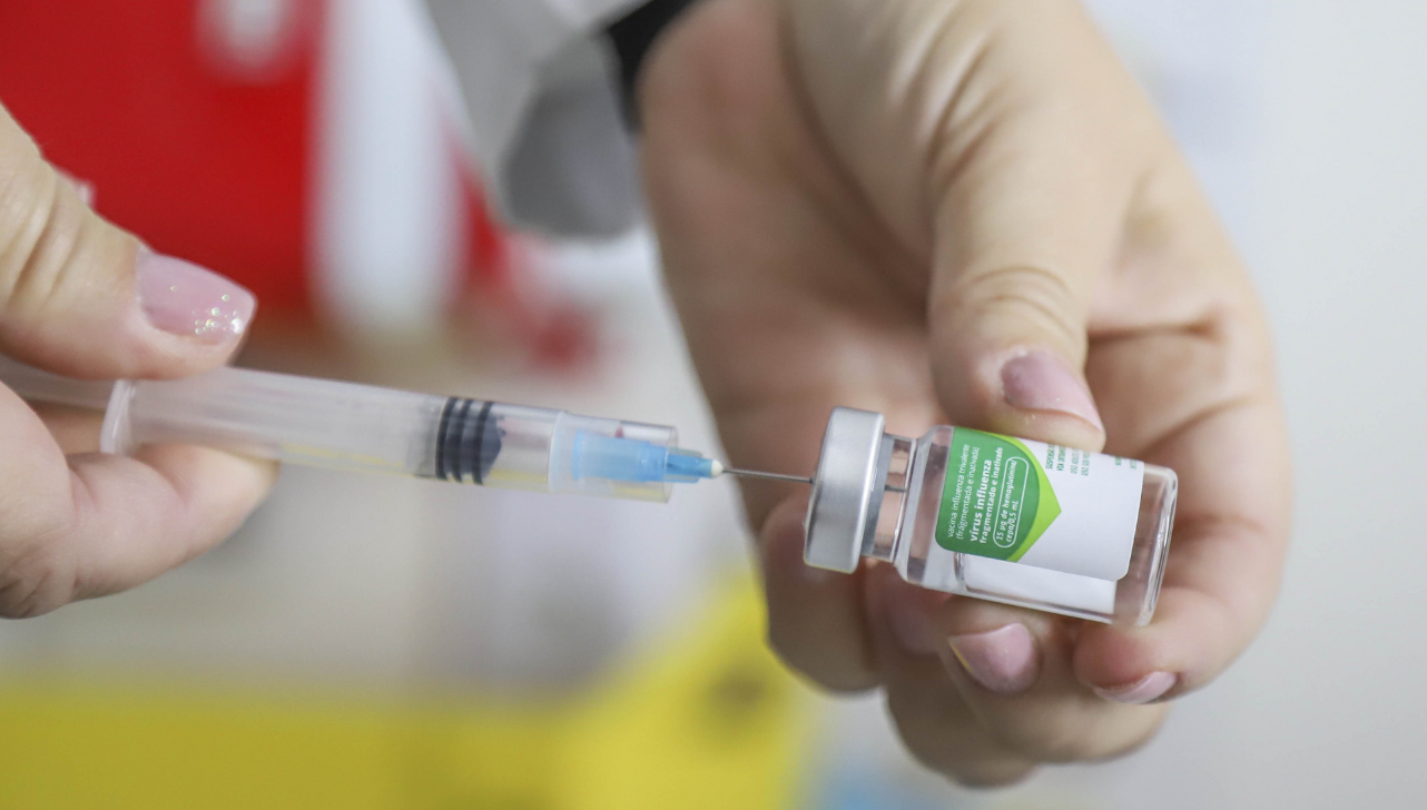 Saúde começa a aplicar vacina contra gripe em terminais de ônibus; veja programação