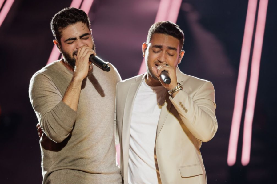 Henrique, da dupla com Juliano, toma susto durante show e Henrique, da dupla com Juliano, toma susto durante show e
