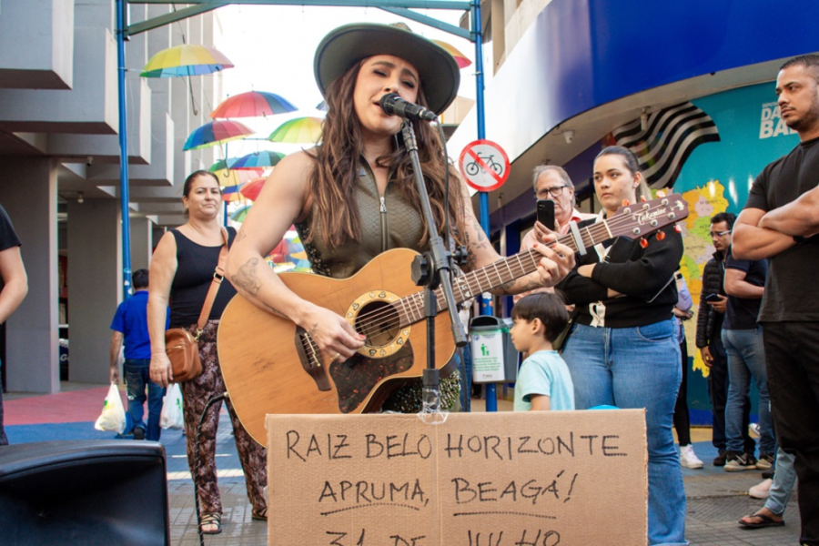 Lauana Prado faz show surpresa em Sorocaba para anunciar lançamento Lauana Prado faz show surpresa em Sorocaba para anunciar lançamento