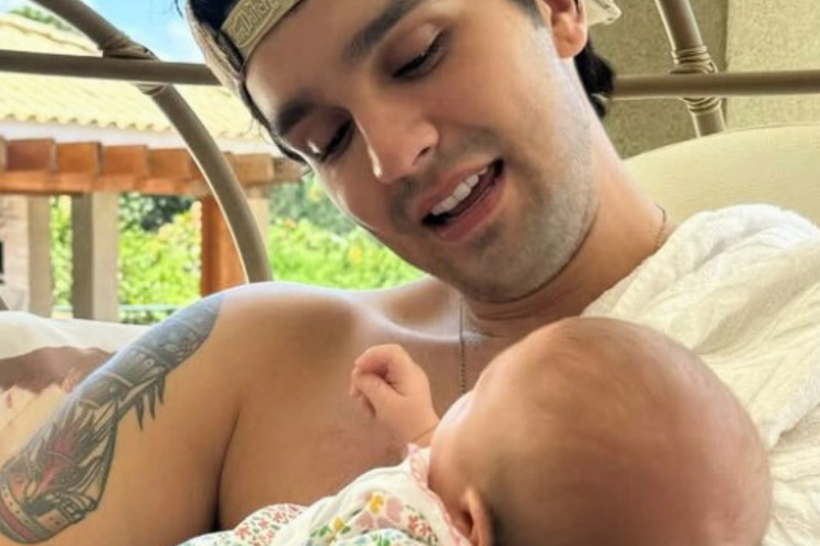 Luan Santana encanta web com foto cuidando de sua filha