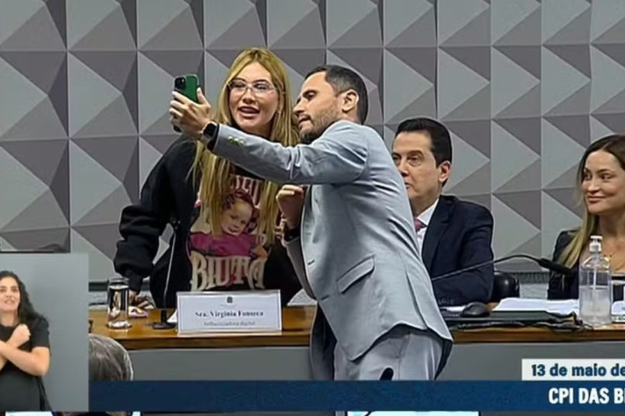 Senador viraliza ao pedir selfie com Virginia Fonseca durante CPI Senador viraliza ao pedir selfie com Virginia Fonseca durante CPI
